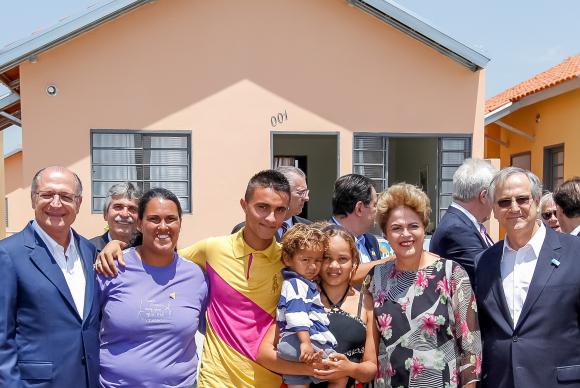 Presidenta Dilma Rousseff durante entrega de 806 unidades habitacionais em São Carlos (SP). Também ocorreram entregas simultâneas em Leme e Itanhaém, em São Paulo, João Monlevade (MG) e Campo Formoso (BA). (Foto: Roberto Stuckert Filho/PR)
