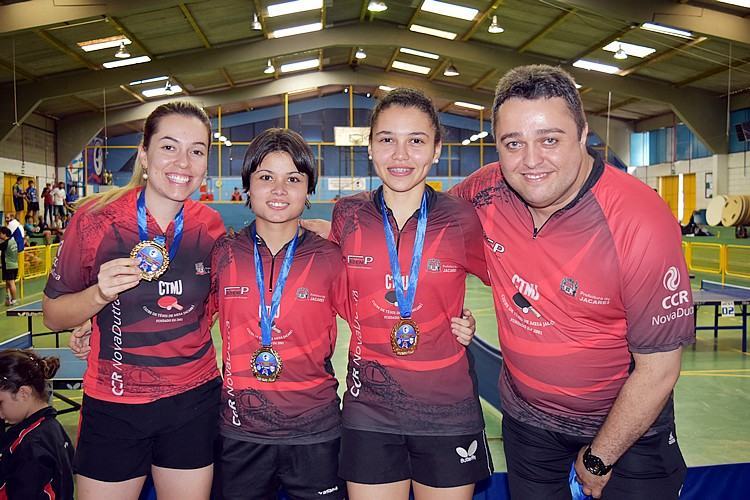 O técnico Waldemir Júnior com a equipe adulta feminina, formada por Haylle Souza, Luana Andrade e Roberta Rodrigues, que ficaram com a prata. (Foto: Divulgação)