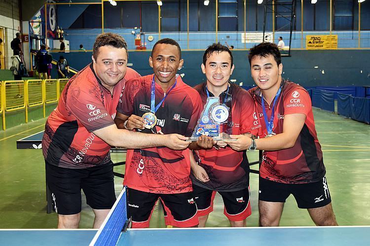 O técnico Waldemir Júnior com Raí Barros, Rafael Nakamura e Jonas Izumique, que integram a equipe adulta masculina, medalha de ouro. (Foto: Divulgação)