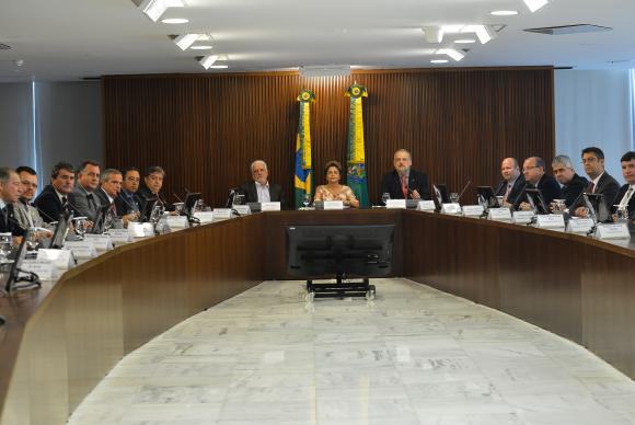 A presidenta Dilma Rousseff se reúne com dirigentes da Confederação Nacional de Municípios (CNM) no Palácio do Planalto. (Foto: Elza Fiúza/Agência Brasil)