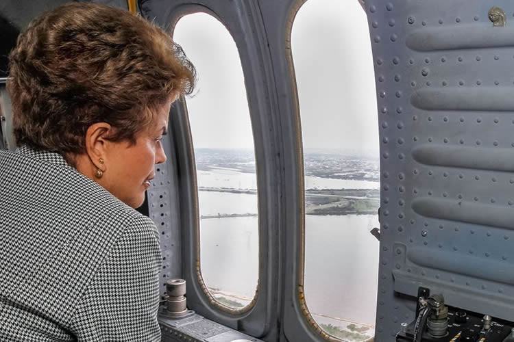 Presidenta Dilma Rousseff durante sobrevoo às regiões afetadas pelas chuvas no Rio Grande do Sul. (Foto: Roberto Stuckert Filho/PR)
