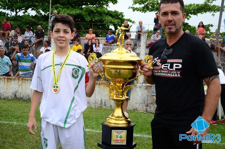 Capitão da Ferroviária recebe o troféu de campeão das mãos do diretor da Sejelp, Patrick Mali. (Foto: Luis Claudio Antunes/PortalR3)