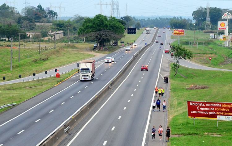 Campanha ‘Disque CCR NovaDutra’ será intensificada durante o feriado prolongado; até 9,5 mil veículos por horas são esperados na via Dutra. (Foto: PortalR3)