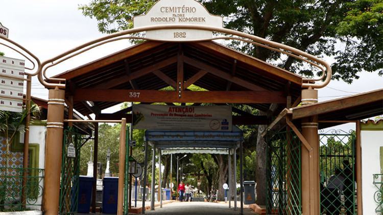 Os cinco cemitérios públicos de São José dos Campos vão abrir os portões às 6h e fechar às 18h na segunda-feira, Dia de Finados. (Foto: Charles de Moura/PMSJC)