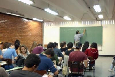 A intenção é dividir os conteúdos obrigatórios em grande áreas de conhecimento e que ocupem de 50% a 75% do ensino médio. (Foto: Arquivo/Agência Brasil)