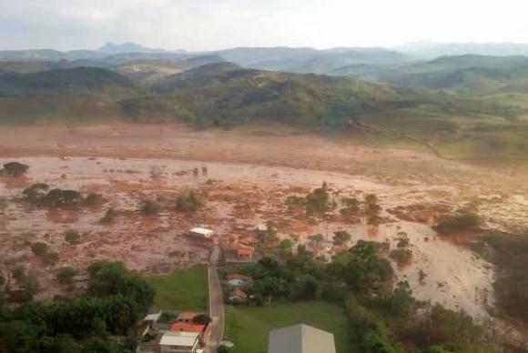 Conforme a Guarda Municipal, todo o distrito de Bento Rodrigues ficou alagado. (Foto: Corpo de Bombeiros/MG)