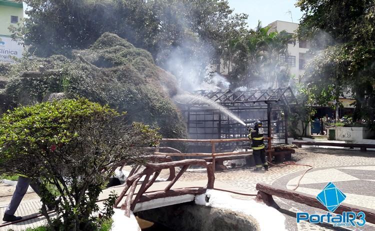 Bombeiros estiveram no local. (Foto: PortalR3)