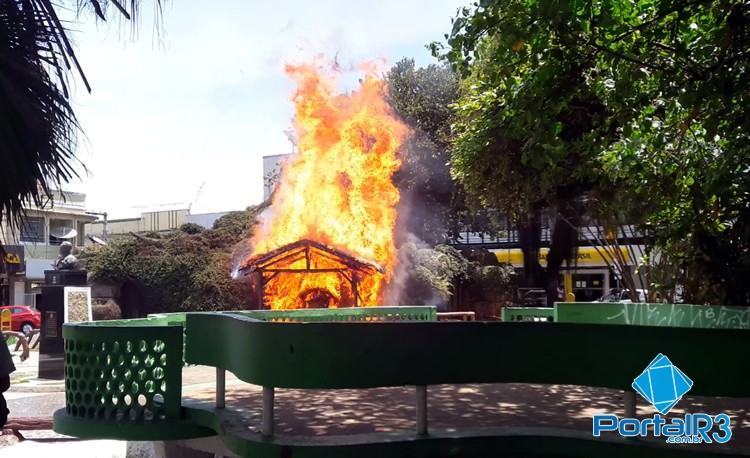 Chamas consumiram rapidamente toda a cobertura da armação de madeira. (Foto: PortalR3)