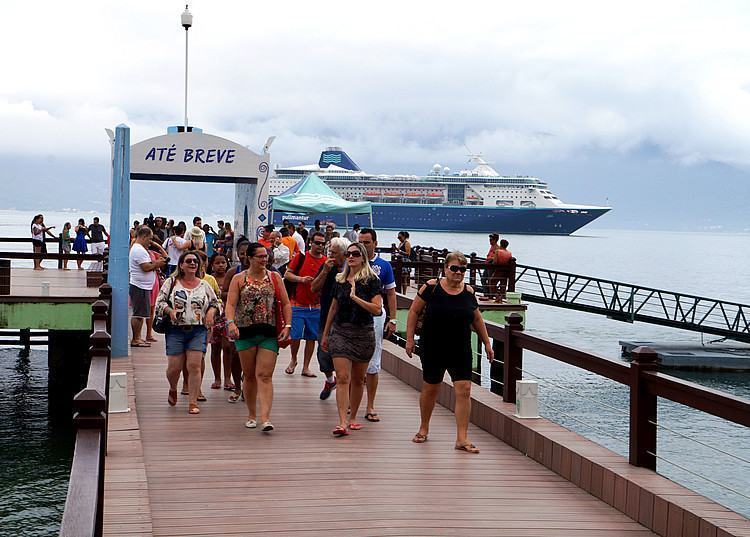 Turistas deixaram o navio Empress na manhã desta terça-feira (10/11) para conhecer o arquipélago de Ilhabela na primeira escala da temporada 2015-2016. (Foto: PMI/Divulgação)