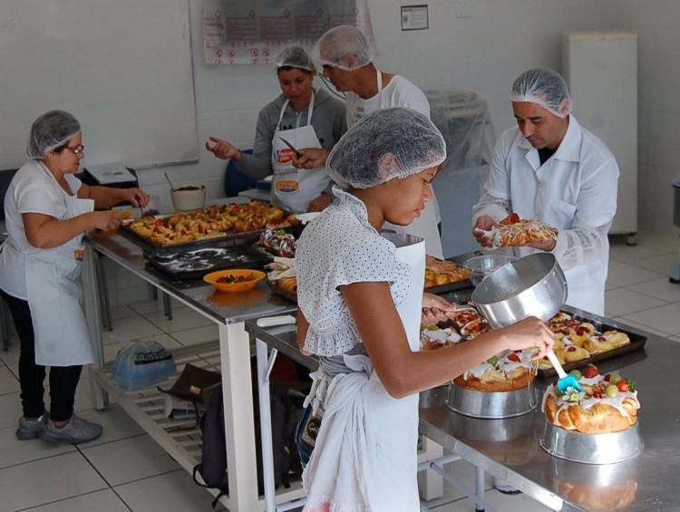 As vagas contemplam as áreas de construção civil, gestão, beleza, artesanato, informática, idiomas, moda, automotiva, industrial e gastronomia. (Foto: Divulgação/PMT)