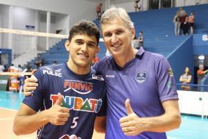 Atleta da Funvic Taubaté, Pedro Jukoski, e seu pai, o técnico do Bento Vôlei/Isabela, Paulo Jukoski. (Foto: Divulgação)
