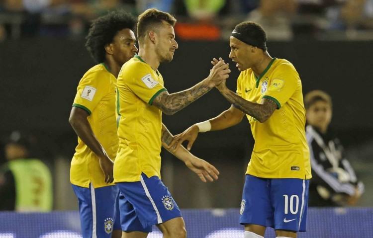 Lucas Lima, autor do gol de empate, é cumprimentado por Neymar. (Foto: Rafael Ribeiro/VBF)