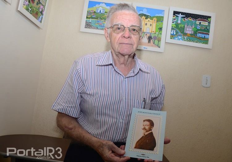 Francisco Piorino e a capa da sua nova obra. (Foto: Luis Claudio Antunes/PortalR3)