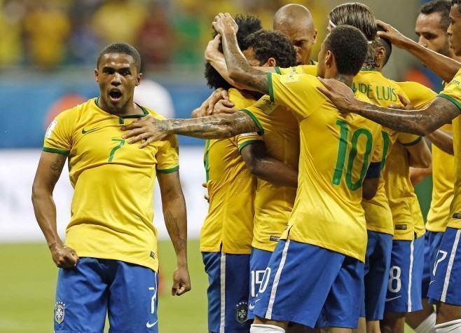  Douglas Costa comemora com companheiros gol do Brasil contra o Peru. (Foto: Rafael Ribeiro / CBF / Divulgação)