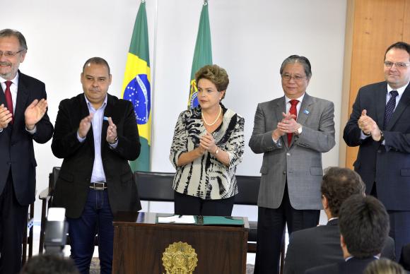 A presidenta Dilma Rousseff sanciona a lei que institui o Programa de Proteção ao Emprego (PPE), em solenidade no Palácio do Planalto. (Foto: Valter Campanato/Agência Brasil)