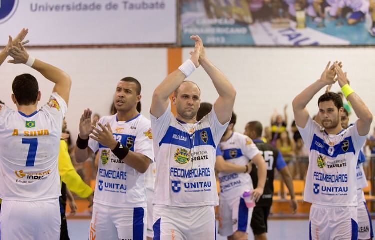 Jogadores do Taubaté comemoram mais uma vitória na Liga Nacional. (Foto: Cinara Piccolo/Photo&Grafia/arquivo) 