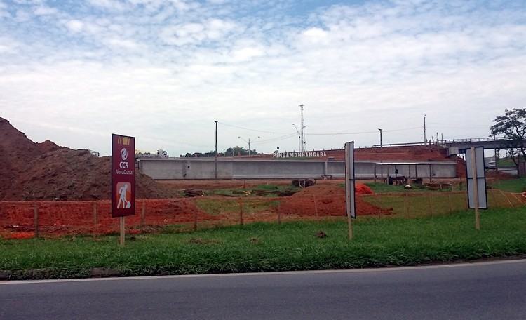 Operação faz parte das obras de implantação de um novo viaduto no trevo de acesso à cidade, localizado no km 99 da via Dutra. (Foto: PortalR3)