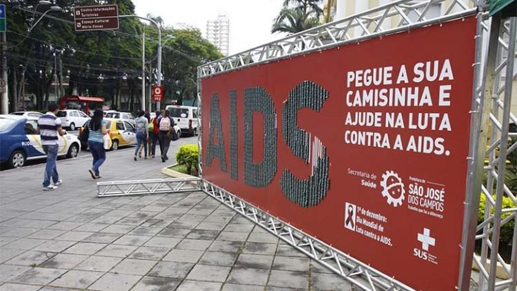 Os painéis gigantes, medindo 6m por 2m, trazem a frase: “Pegue sua Camisinha e ajude na luta contra a AIDS” e a palavra AIDS escrita com preservativos. (Foto: Antônio Basílio/PMSJC)