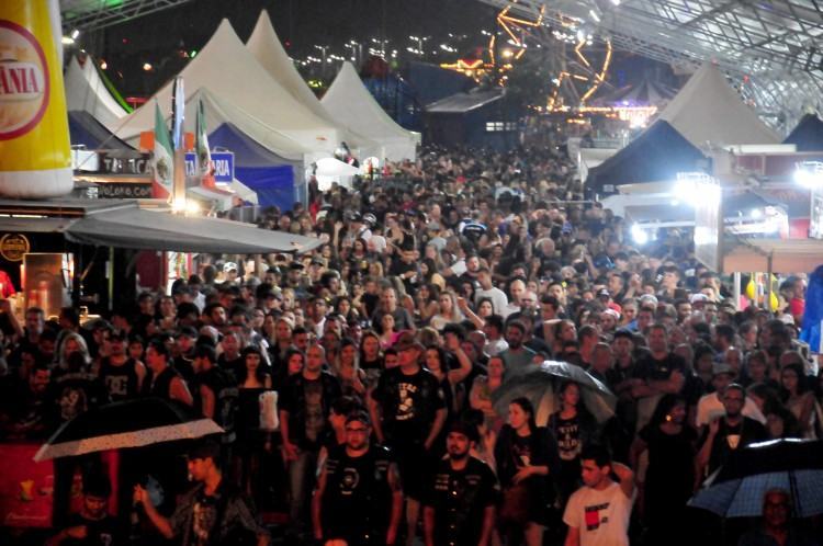 Dentro da tenda montada pela Prefeitura de Caraguá, na Praça da Cultura, foram instalados food trucks e beer trucks, além de barracas para venda de acessórios de motos, camisetas e lembranças do evento. (Foto: Luis Gava/PMC)