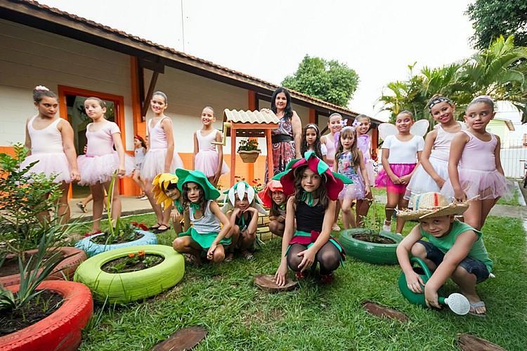 Professora Karla e alunos no jardim revitalizado. (Foto: Divulgação)