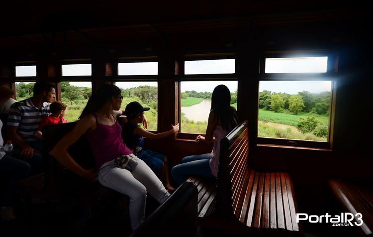 Momento em que o trem vai atravessar o rio Paraíba. (Foto: Luis Claudio Antunes/PortalR3)