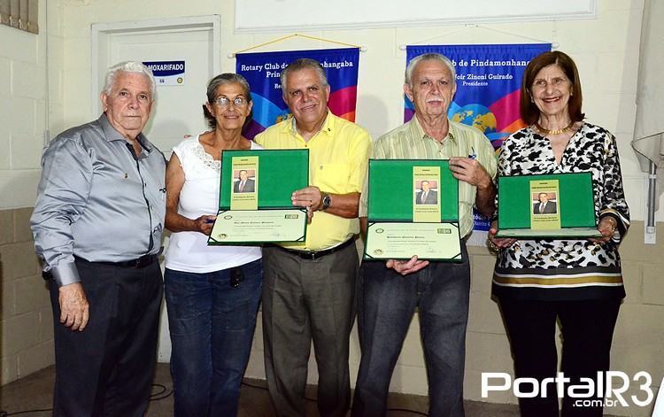 Homenageados no Rotary Pindamonhangaba, juntos com Silas e o presidente Joir. (Foto: Luis Claudio Antunes/PortalR3)
