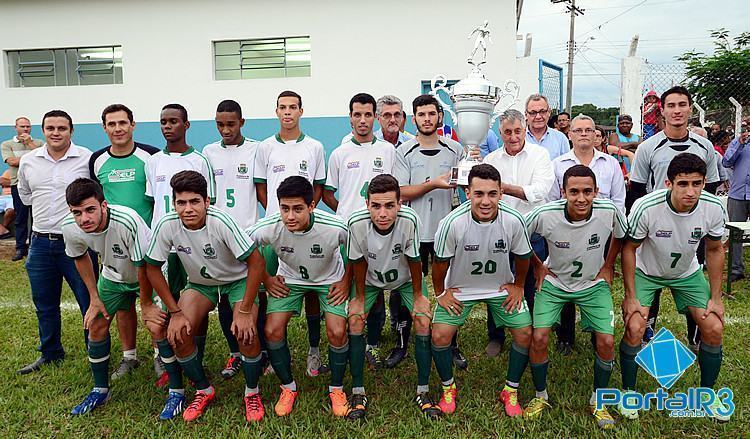 Equipe Sub19 de Pinda recebeu o troféu de vice da Copa São Paulo das mãos do prefeito Vito. (Foto: PortalR3)