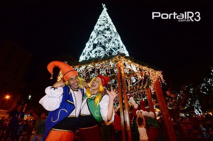 Duendes e árvore de Natal fazem a alegria das crianças nestes dias que antecedem o Natal. (Foto: Luis Claudio Antunes/PortalR3)