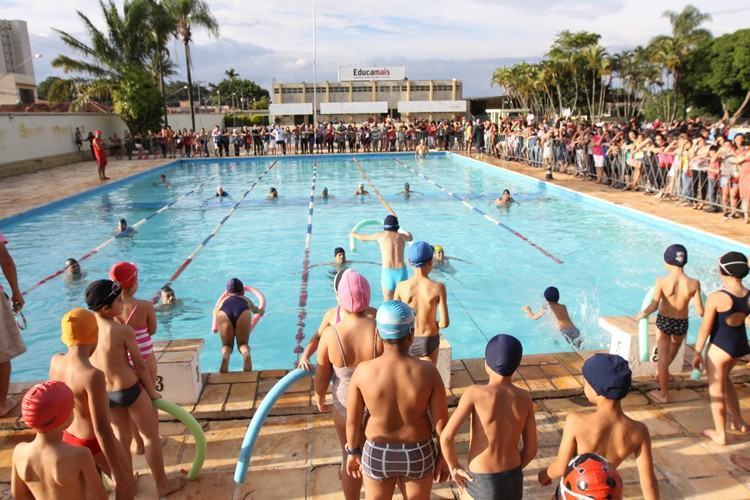 Professores, alunos e seus familiares participaram da comemoração de encerramento das aulas de natação em 2015. (Foto: Alex Britto/PMJ)