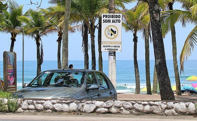 Quinze veículos foram multados no último final de semana em mais de R$ 5 mil por infração prevista em lei federal. (Foto: Divulgação/PMU)