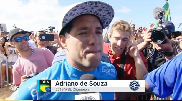 Mineirinho comemorando o título. (Foto: Reprodução vídeo World Surf League)