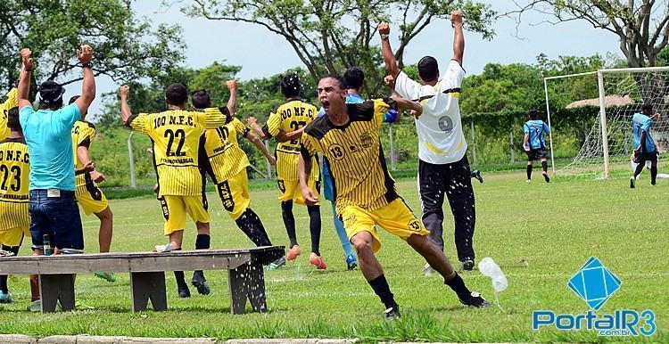 Banco do 100 Nome comemora gol de Luis Henrique. (Foto: Luis Claudio Antunes/PortalR3)