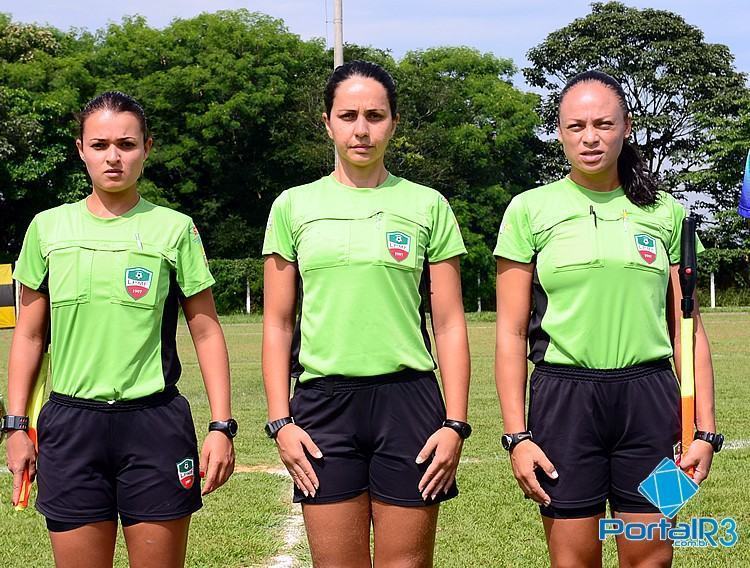 Final teve trio de arbitragem feminino. Adeli Mara Monteiro foi auxiliada por Fabrine Bevilaqua Costa e Leandra Alves Cosseti. (Foto: Luis Claudio Antunes/PortalR3)