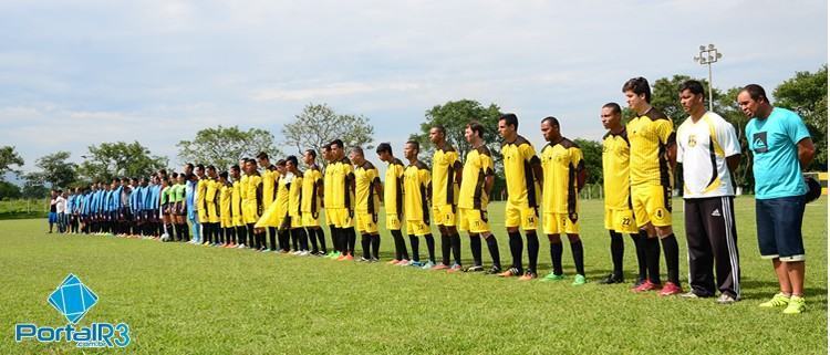 Times perfilados para o Hino Nacional. (Foto: Luis Claudio Antunes/PortalR3)