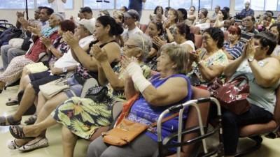Um grupo de 24 idosos e 24 deficientes que foram contemplados com uma moradia foram recebido no Paço Municipal. (Foto: Beto Faria/PMSJC)