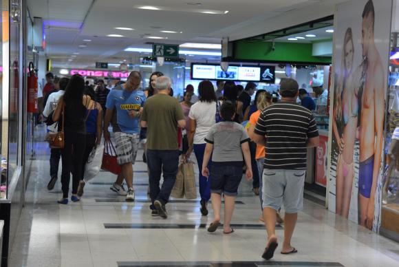 Shopping no centro de Brasília tem movimento intenso no último fim de semana antes do Natal. (Foto: Valter Campanato/Agência Brasil)