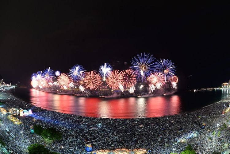 Rio de Janeiro deverá reunir milhares de pessoas na orla de Copacabana, como vem acontecendo em anos anteriores. (Foto: André Lobo/ Riotur)