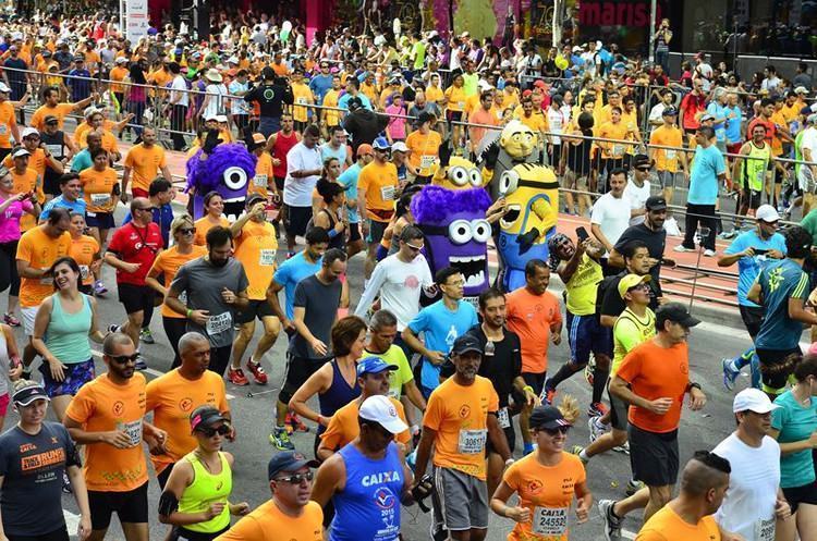 Milhares de pessoas, entre corredores profissionais e atletas amadores, participam da 91ª edição da Corrida Internacional de São Silvestre. (Foto: Rovena Rosa/Agência Brasil)