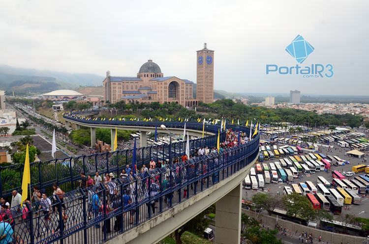 O 12 de outubro, quando se comemora Nossa Senhora Aparecida como Rainha e Padroeira do Brasil, aparece como o terceiro dia mais movimentado do ano, sendo registrada a presença de 151 mil devotos. (Foto: Luis Claudio Antunes/PortalR3)