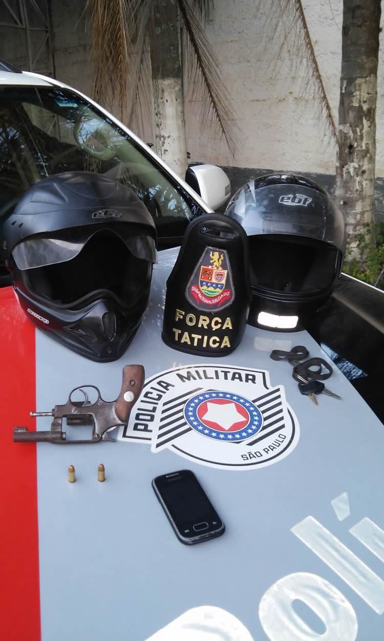 Arma e munições foram apresentadas no plantão do 1º DP. (Foto: Divulgação/PMESP)
