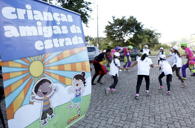 Em 2015, o Estrada para a Cidadania chegou à marca de um milhão de alunos formados nas 36 cidades lindeiras à via Dutra; Programa leva informações sobre educação no trânsito, cidadania e meio ambiente para alunos de 4ª e 5ª séries do ensino fundamental. (Foto: Luciano Coca/CCR NovaDutra)