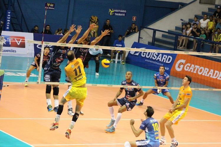 Bloqueio do Taubaté durante a partida - (Foto: Rafinha Oliveira /Divulgação Funvic Taubaté)