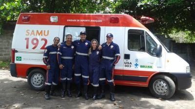 Legenda da foto: Da esquerda para a direita: Denner Ferreira e Ezequias Garcez da Silva, da equipe de suporte básico do SAMU, e Thiago Elias Bonaccorsi, Lisandra Marques Diniz e Celso Oliveira, da equipe de suporte avançado. (Foto: Divulgação/PMU)