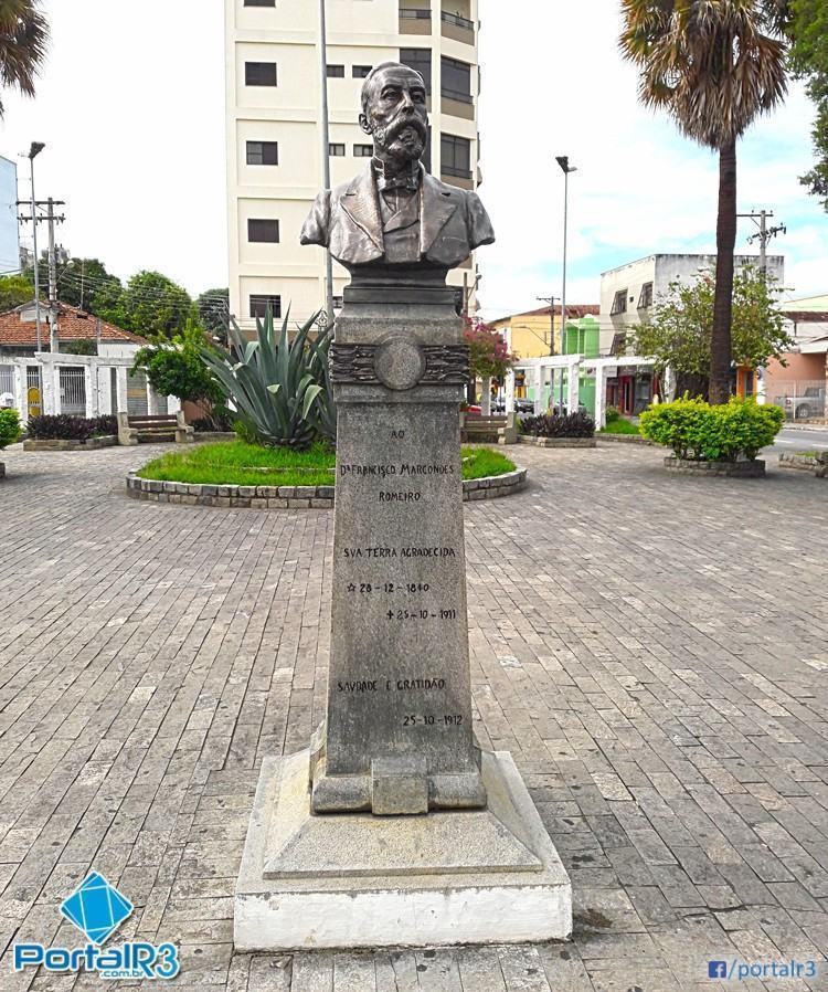 Busto do Dr. Francisco Romeiro, Praça do Cruzeiro
