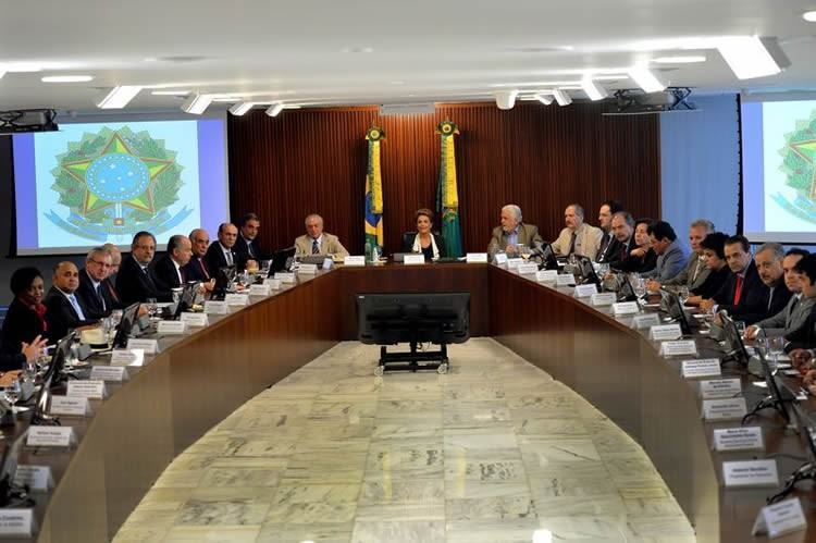 A presidenta Dilma Rousseff se reúne com ministros para discutir ações de combate ao Aedes aegypti. (Foto: Fabio Rodrigues Pozzebom/Agência Brasil)