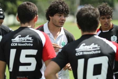 Jogadores conversam com técnico durante a partida. (Foto: Rafael Silva/CCR NovaDutra)