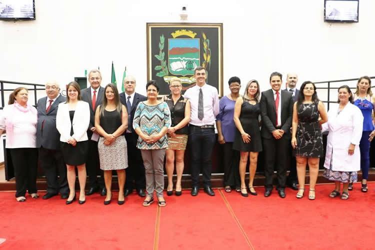 Vereadores e mulheres homenageadas em sessão solene. (Foto: Divulgação/Câmara Municipal de Pindamonhangaba