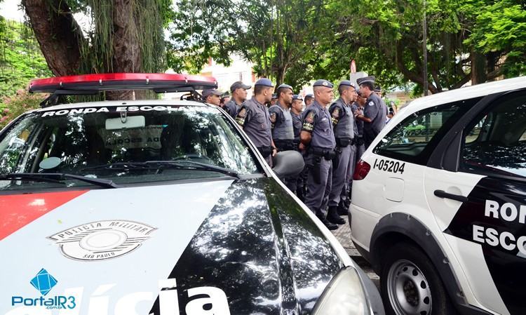 Policiais pouco antes do início da operação em Pindamonhangaba. (Foto: PortalR3)