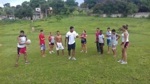 A tarde foi de muita diversão para as crianças do bairro, que tiveram pela primeira vez o contato com a modalidade. (Foto: Divulgação/CCR NovaDutra)