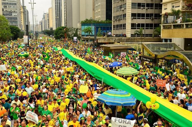 São Paulo - Manifestação na Avenida Paulista, região central da capital, contra a corrupção e pela saída da presidenta Dilma Rousseff. (Foto: Rovena Rosa/Agência Brasil)